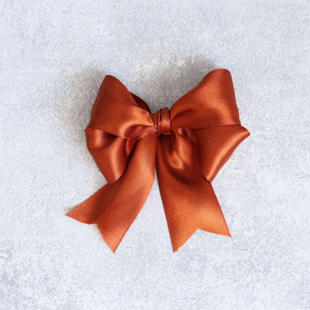 Saténová stuha 40 mm – rezavá, elegantní doplněk pro tvoření a dekorace